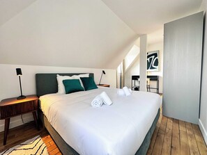 3 bedrooms, desk, WiFi, bed sheets - Copernic Line | Elegant 3BR Apartment in Paris (Paris)