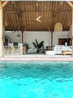 Una piscina al aire libre