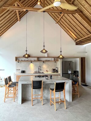 Deluxe Villa | Private kitchen | Fridge, stovetop, electric kettle, toaster - Villa Manouch Lembongan (Lembongan Island)