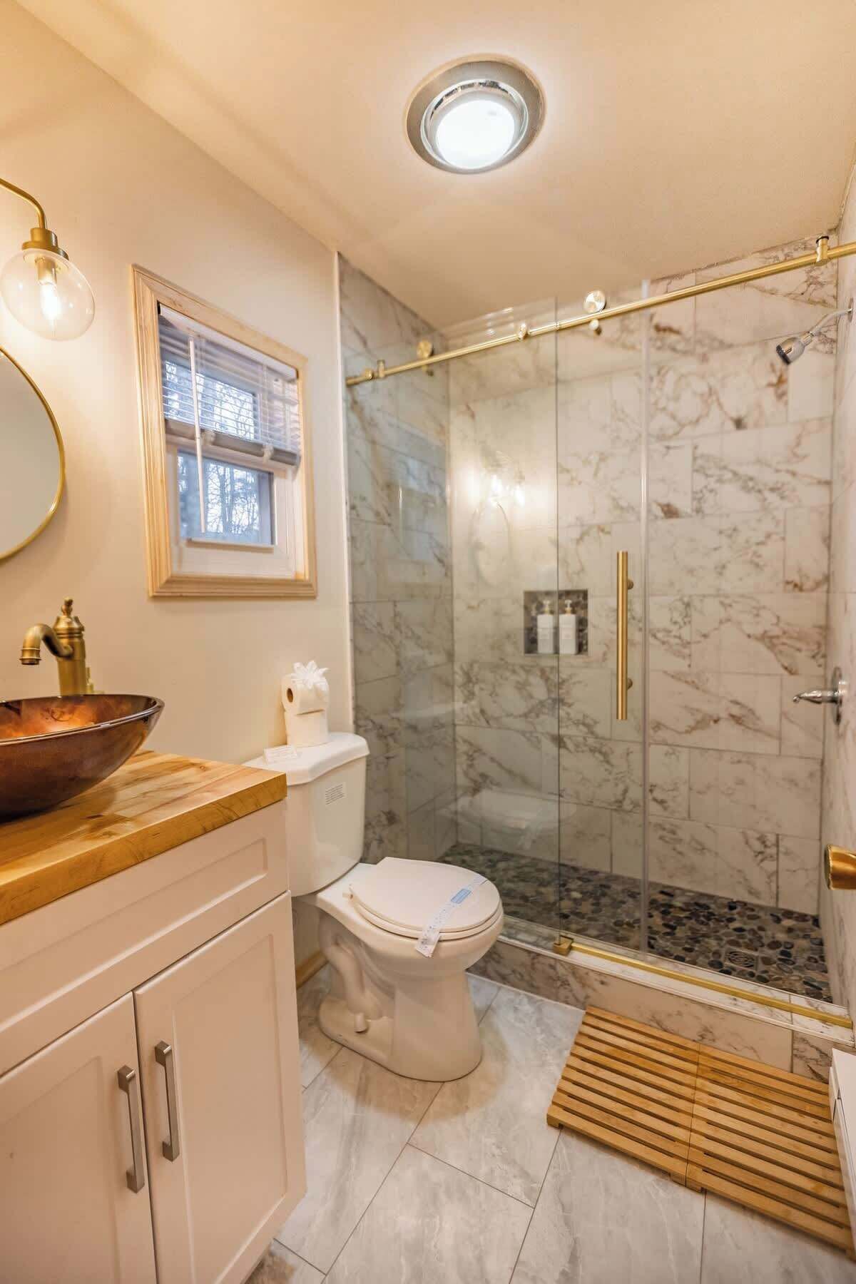 Shower, hair dryer, towels, shampoo