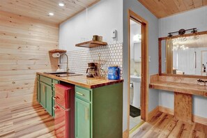 Frigorífico, microondas, placa de cocina y cafetera o tetera