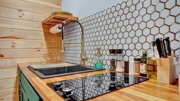 Coffee/tea maker, fridge, microwave, stovetop