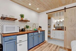 Kühlschrank, Mikrowelle, Herdplatte, Wasserkocher mit Kaffee-/Teezubehör