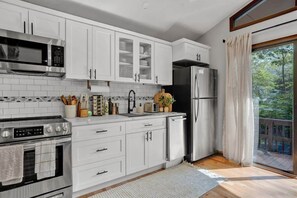 Jääkaappi, mikroaaltouuni, uuni, liesi