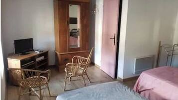 3 chambres, fer et planche Ă repasser, lit parapluie, draps fournis