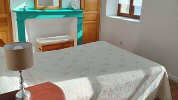 3 slaapkamers, een strijkplank/strijkijzer, reisbedje, beddengoed