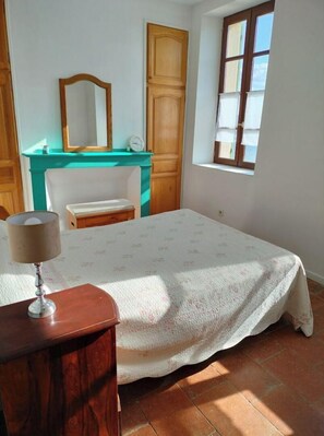3 bedrooms, iron/ironing board, travel crib, bed sheets