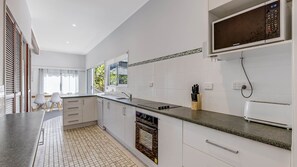 Microwave, dishwasher - 25 Oleander Avenue Shelly Beach QLD (Shelly Beach)