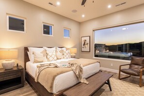2 habitaciones, escritorio y tabla de planchar con plancha 
