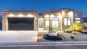 A modern house with a garage, large windows, and a well-lit entrance. - SunChaser 2 Bed 2 bath Dog Friendly Private Home, Hot Tub, EV Charger (Washington)