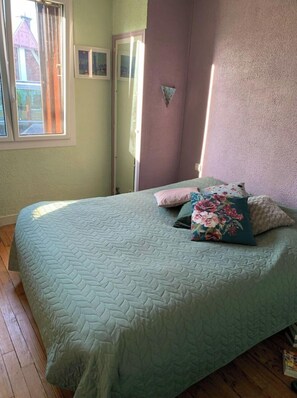 1 slaapkamer, een strijkplank/strijkijzer, wifi, beddengoed