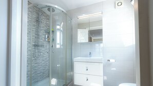 Appartement, 3 slaapkamers | Badkamer | Een douche, een regendouche, een haardroger, handdoeken