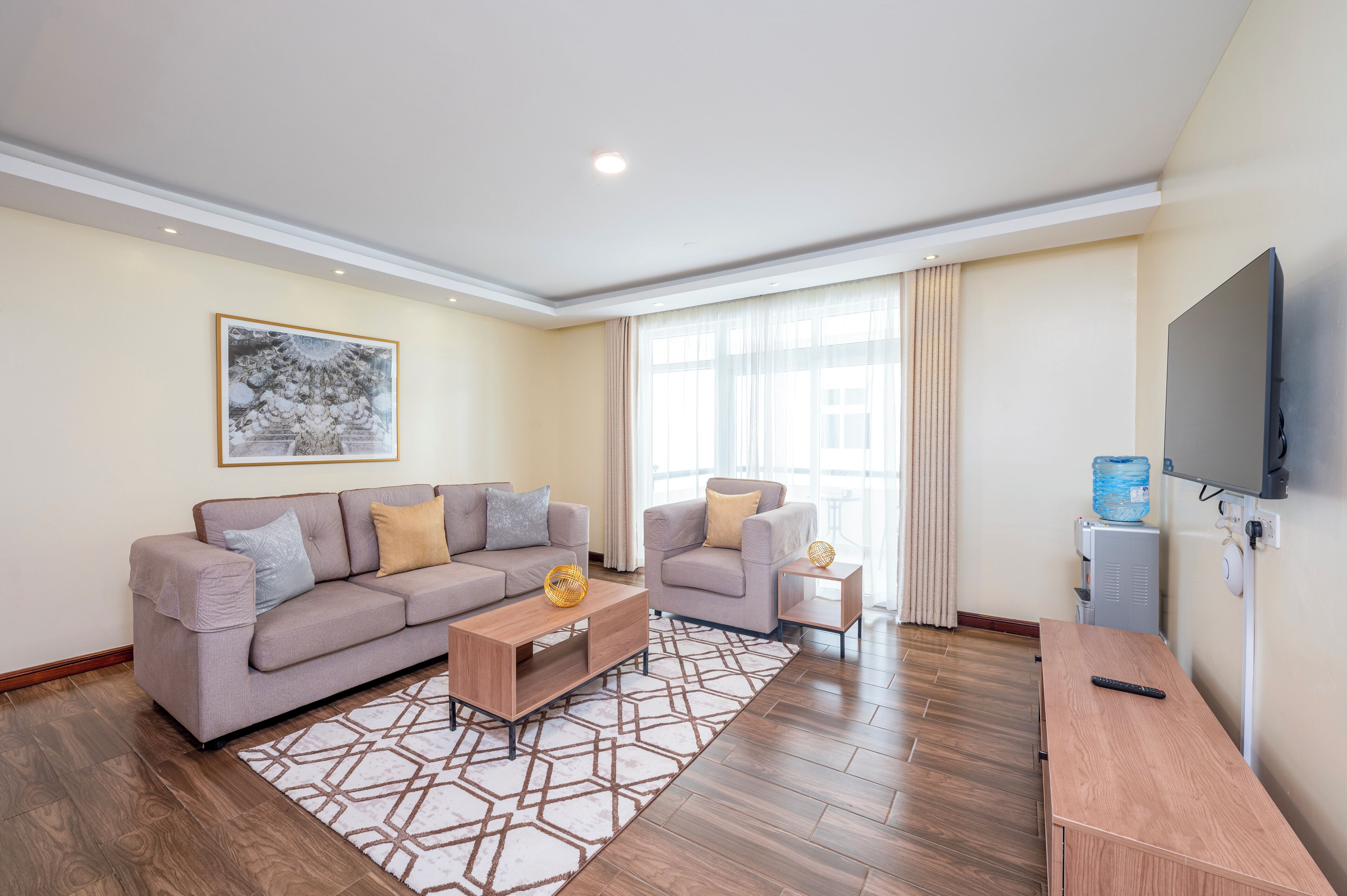 Een moderne woonkamer met een bank, salontafel en televisie.