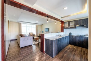 ファミリー アパートメント 2 ベッドルーム | 専用キッチン | 冷蔵庫、電子レンジ、コンロ、調理器具と食器