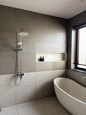 Hair dryer, bidet, towels, toilet paper