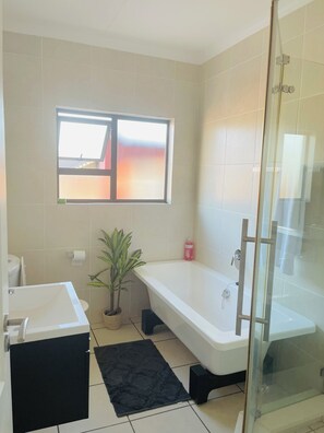 提供毛巾、番梘、廁紙