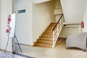 Espacio para trabajar con laptop, wifi gratis y ropa de cama 