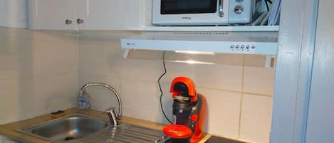 Frigorífico, microondas, horno y placa de cocina