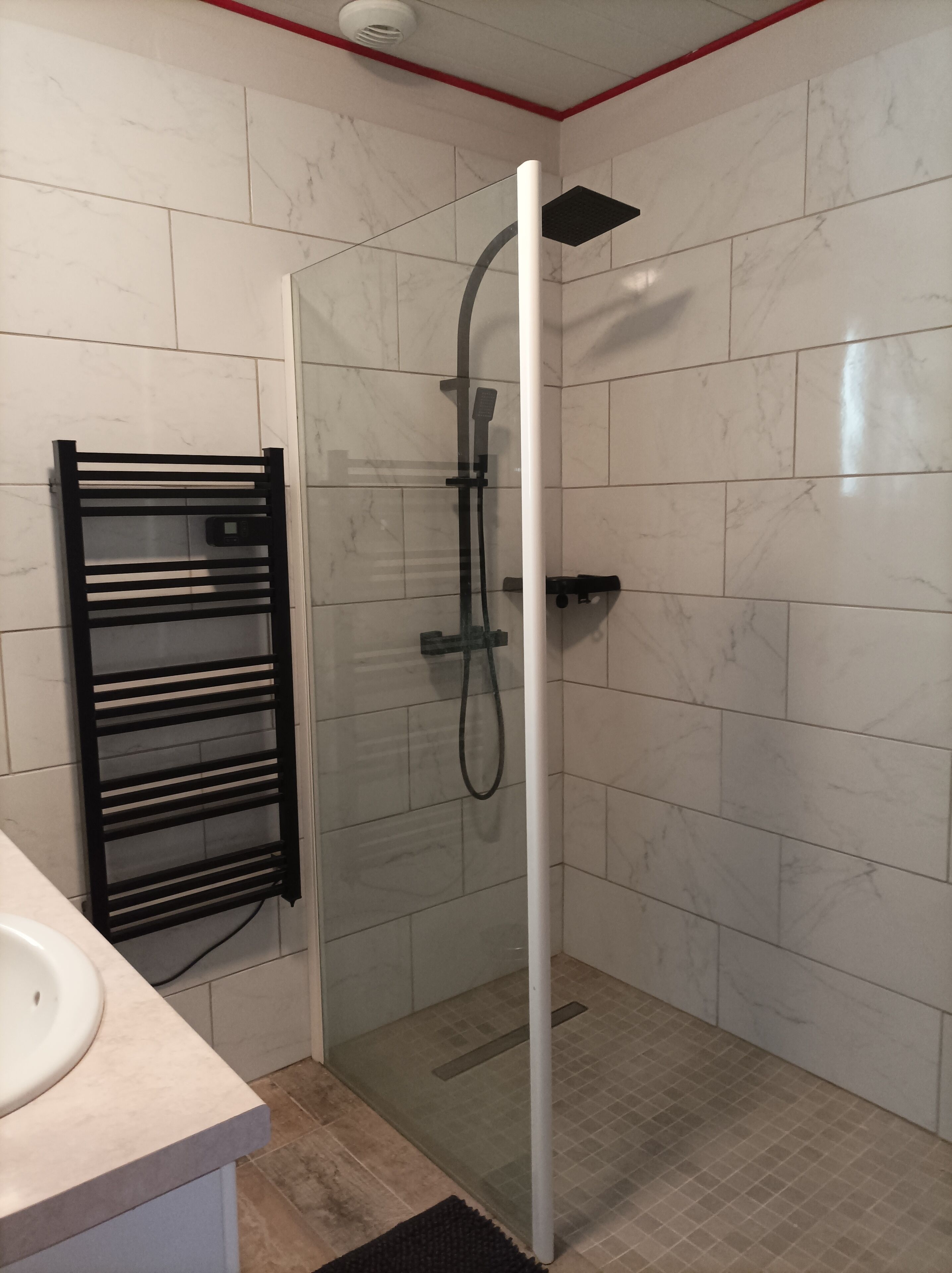 Regadera, toallas, papel de baño 