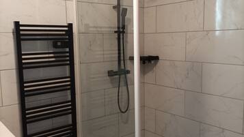 Regadera, toallas, papel de baño
