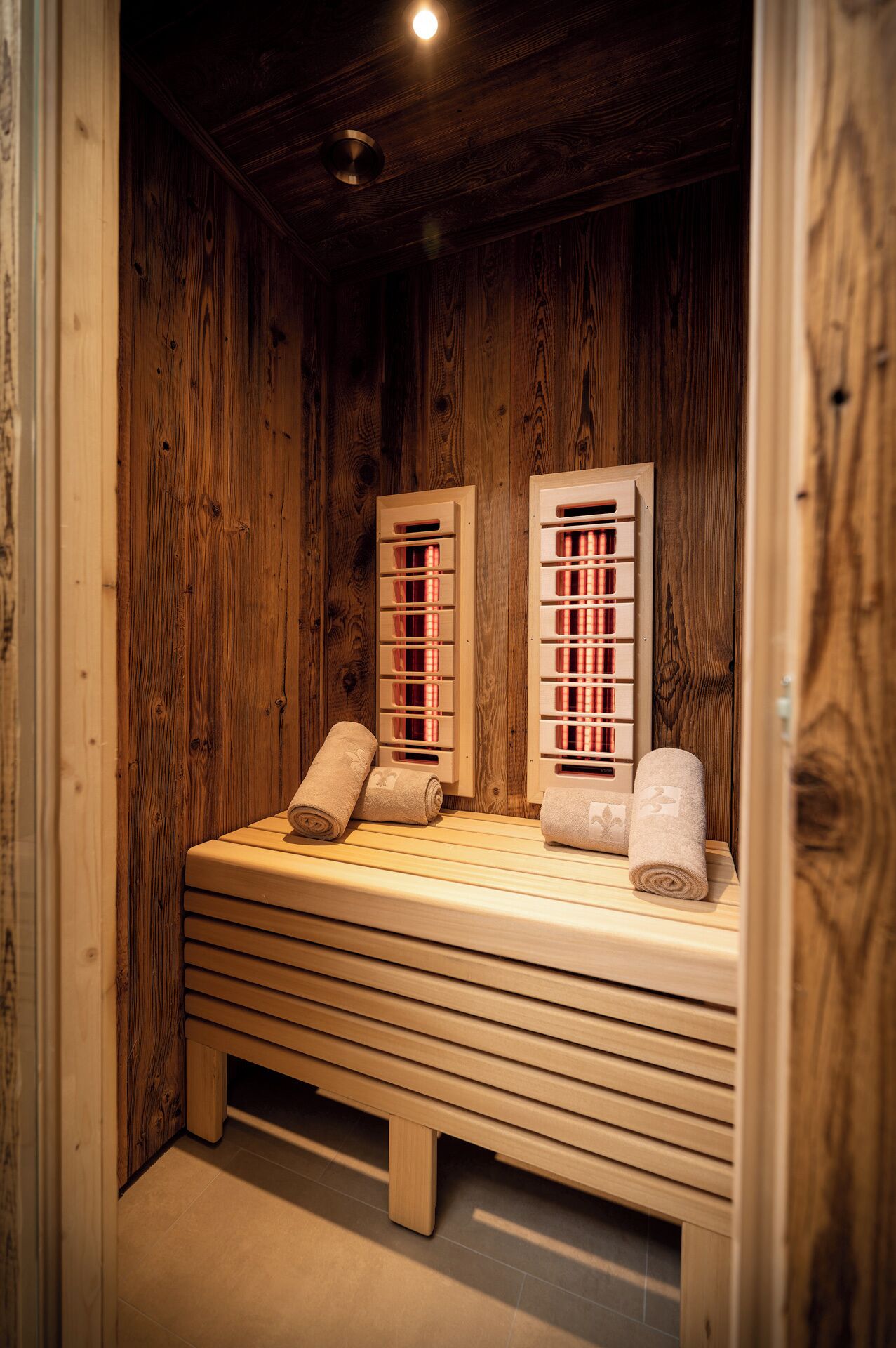 Superior Apartment | Bathroom | Shower, hair dryer, towels, soap