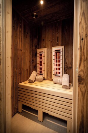 Eine Holzsauna mit Bänken und Handtüchern.