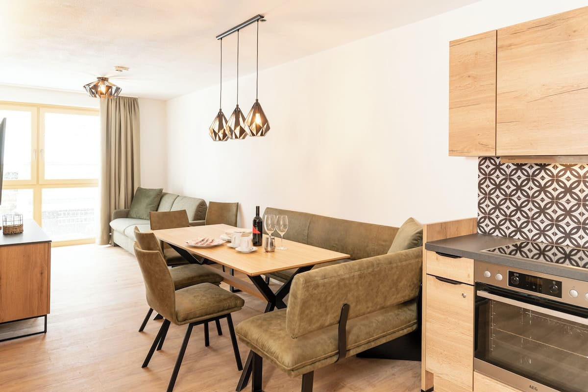 Family Apartment | Ruang tamu | 160 cm televisyen skrin rata dengan kabel, TV