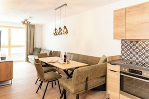 Apartamento familiar | Zona de estar | Televisión de pantalla plana de 160 cm con canales por cable