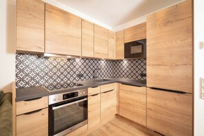 Departamento familiar | Cocina privada | Refrigerador con congelador, microondas, horno y parrilla de estufa