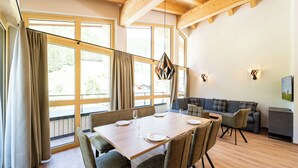 Un comedor con una mesa de madera, sillas y un sofá.