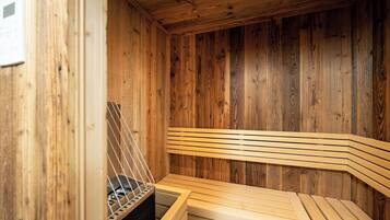 Eine Sauna mit Holzwänden und -bänken.