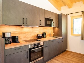 Leilighet – panorama | Eget kjøkken | Kjøleskap, mikrobølgeovn, ovn og kokeplater