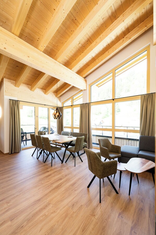 Apartament panoràmic | Sala d'estar | Televisor de pantalla plana de 160 cm amb canals per cable i televisor