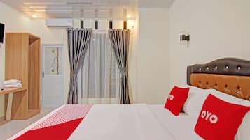Deluxe Double Room | Laptop workspace, free WiFi, bed sheets