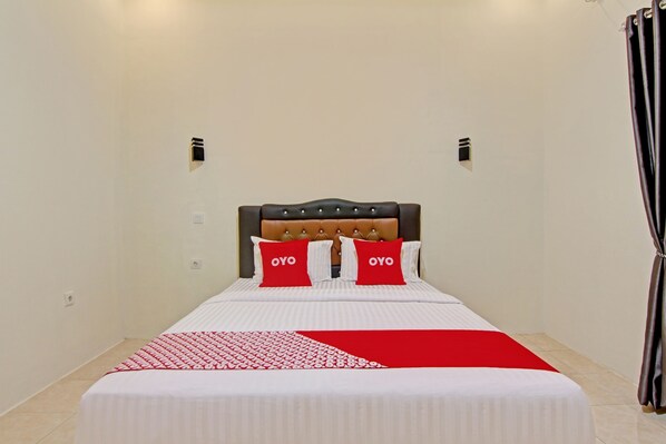 Deluxe Double Room | Laptop workspace, free WiFi, bed sheets - Capital O 90643 Suri Guest House Syariah (Padang)