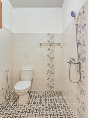 Deluxe Twin Room | Bathroom | Shower, towels