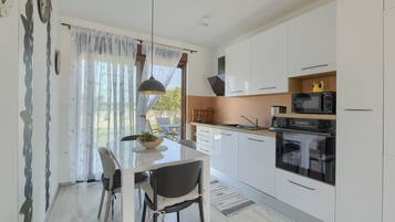 Kühlschrank, Mikrowelle, Ofen, Herdplatte