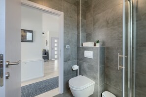 Shower, hair dryer, bidet, towels