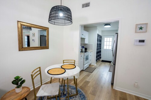 Quiet Tarpon Springs Unit Close to All the City has to offer!