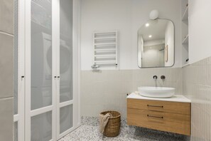 Superior-Apartment | Badezimmer | Dusche, Regendusche, Haartrockner, Handtücher