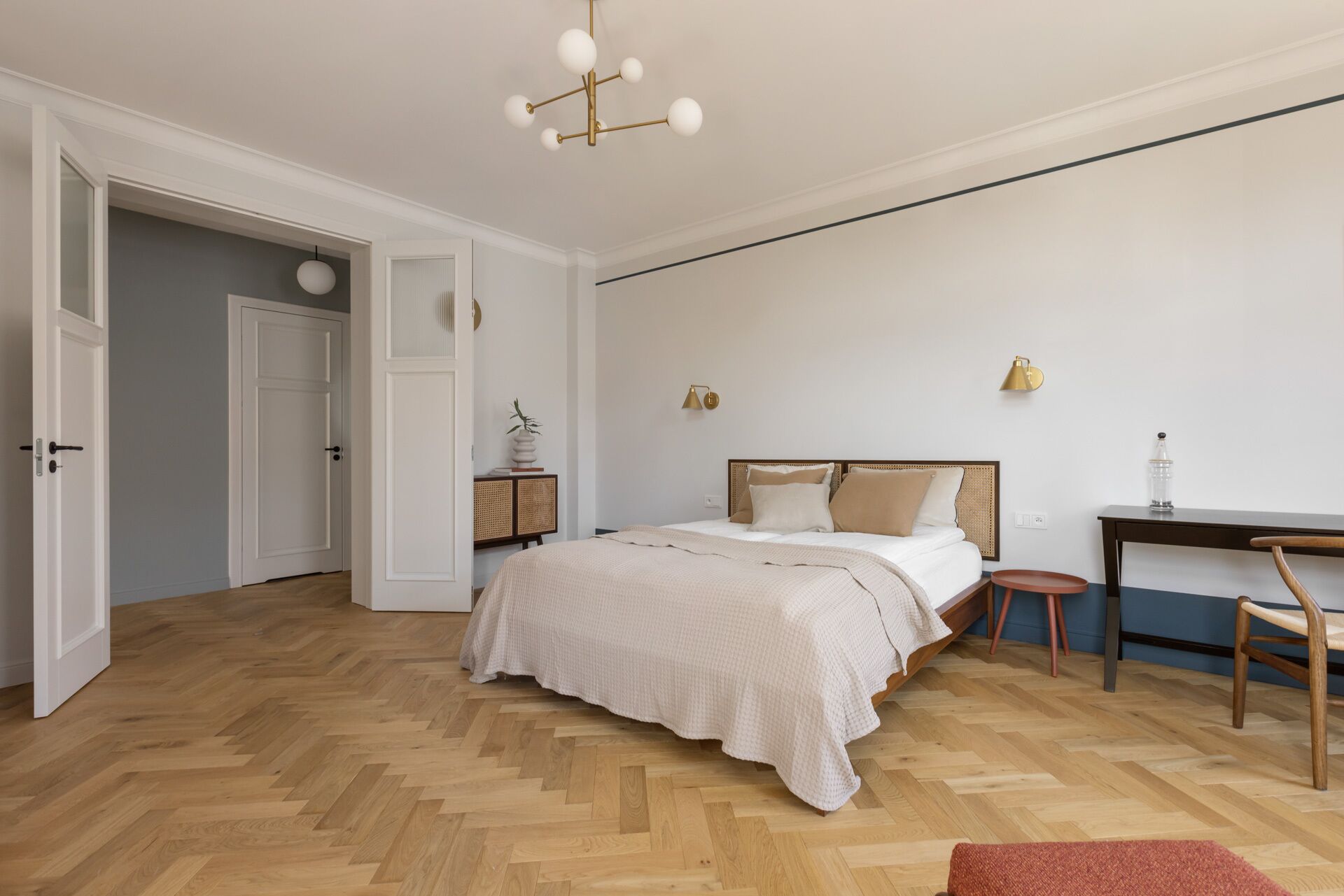 Un dormitorio con una cama grande, un escritorio y una silla.