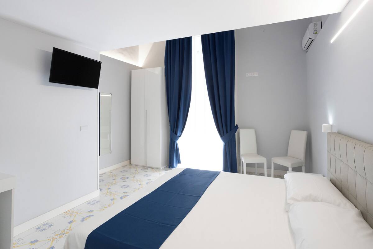 Basic Room | Premium bedding, down comforters, desk, laptop workspace