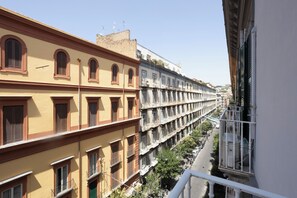 Deluxe Quadruple Room | Premium bedding, down comforters, individually decorated - La Chambre Duomo (Naples)
