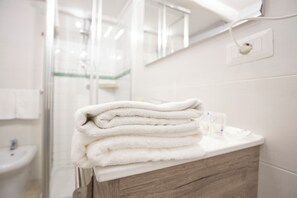Basic Room | Bathroom | Shower, rainfall showerhead, free toiletries, hair dryer - La Chambre Duomo (Naples)