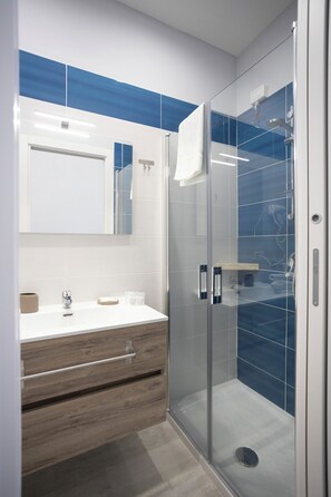 Deluxe Quadruple Room | Bathroom | Shower, rainfall showerhead, free toiletries, hair dryer - La Chambre Duomo (Naples)