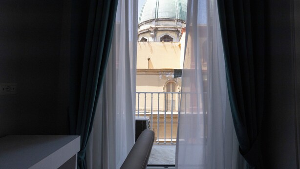 Deluxe Room | Premium bedding, down comforters, desk, laptop workspace - La Chambre Duomo (Naples)