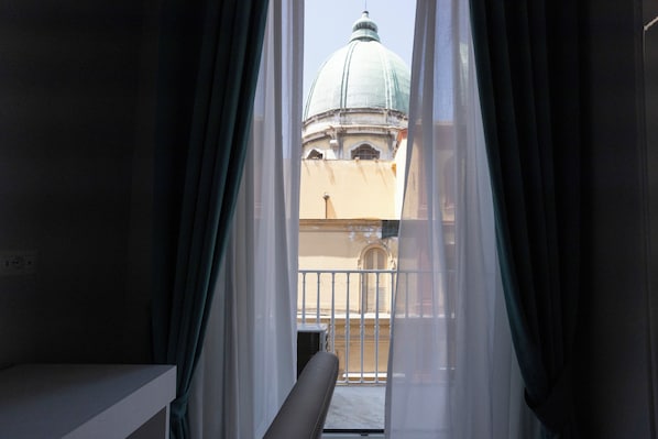 Deluxe Room | Premium bedding, down comforters, individually decorated - La Chambre Duomo (Naples)
