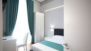 Deluxe Room | Premium bedding, down comforters, desk, laptop workspace - La Chambre Duomo (Naples)