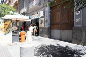 Exterior - La Chambre Duomo (Naples)