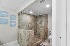 Shower, towels - LONG BEACH RESORT! Remodeled three bedroom over lagoon pool!!! TWO SETS OF FREE BEACH CHAIRS! (Panama City Beach)